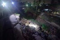 Kondisi tanah amblas di Komplek Rindang Alam, RW 03 RT 01, Kelurahan Koto Lua, Kecamatan Pauh, Kota Padang. (Foto: BPBD Padang)