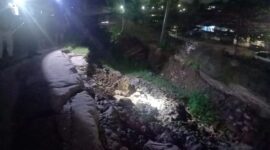 Kondisi tanah amblas di Komplek Rindang Alam, RW 03 RT 01, Kelurahan Koto Lua, Kecamatan Pauh, Kota Padang. (Foto: BPBD Padang)