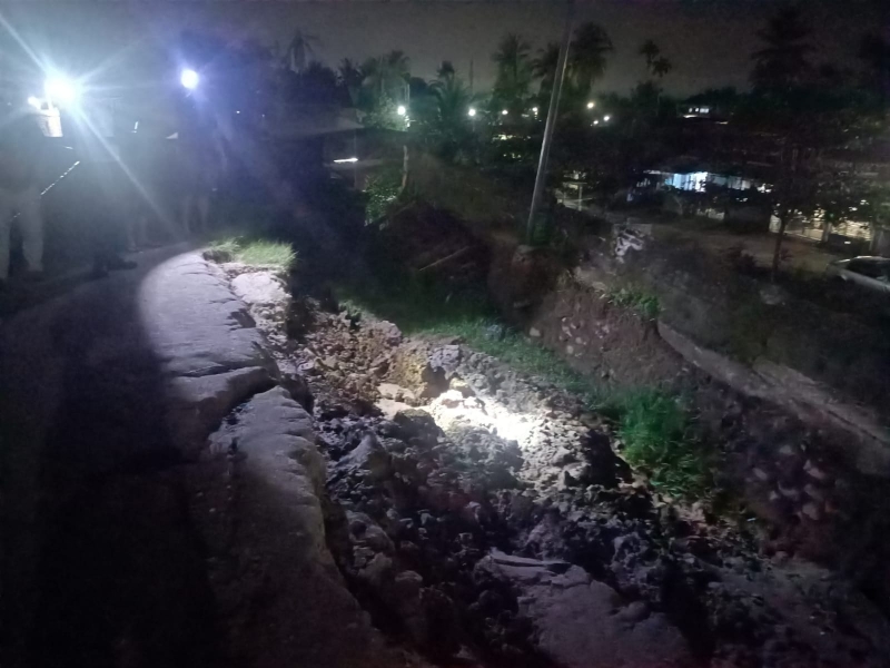 Kondisi tanah amblas di Komplek Rindang Alam, RW 03 RT 01, Kelurahan Koto Lua, Kecamatan Pauh, Kota Padang. (Foto: BPBD Padang)