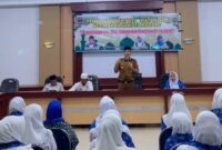 Camat Lubuk Begalung Nofiandi Amir memberikan sambutan saat kegiatan Pembinaan BKMT Kecamatan dan Kelurahan se-Kecamatan Lubuk Begalung di Aula Kantor Camat. (Foto: Ist)
