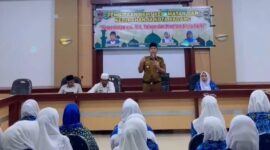 Camat Lubuk Begalung Nofiandi Amir memberikan sambutan saat kegiatan Pembinaan BKMT Kecamatan dan Kelurahan se-Kecamatan Lubuk Begalung di Aula Kantor Camat. (Foto: Ist)