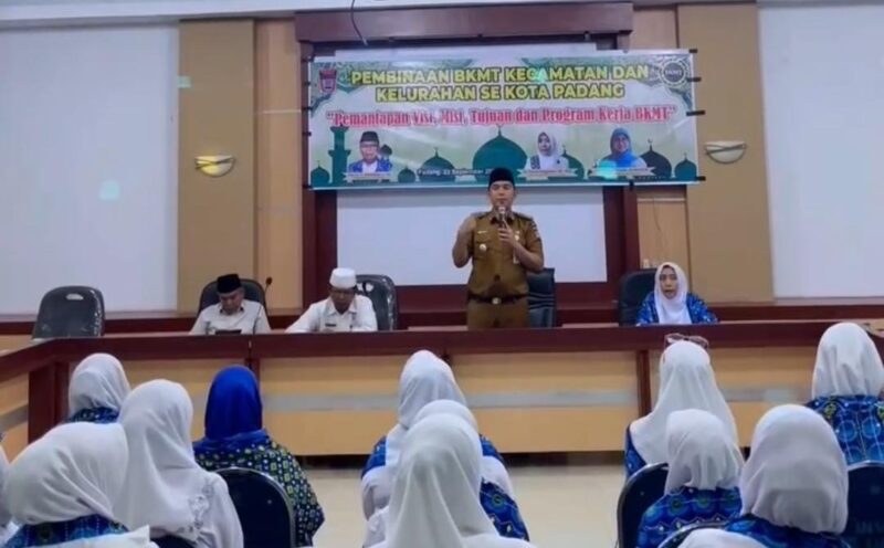 Camat Lubuk Begalung Nofiandi Amir memberikan sambutan saat kegiatan Pembinaan BKMT Kecamatan dan Kelurahan se-Kecamatan Lubuk Begalung di Aula Kantor Camat. (Foto: Ist)