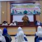 Camat Lubuk Begalung Nofiandi Amir memberikan sambutan saat kegiatan Pembinaan BKMT Kecamatan dan Kelurahan se-Kecamatan Lubuk Begalung di Aula Kantor Camat. (Foto: Ist)
