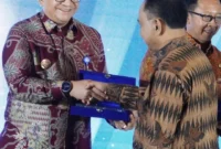 Pj Wali Kota Padang Andree Algamar menerima penghargaan IMDI 2024 dari Menteri Kominfo, Budi Arie Setiadi. (Foto: Prokopim Padang)