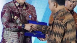 Pj Wali Kota Padang Andree Algamar menerima penghargaan IMDI 2024 dari Menteri Kominfo, Budi Arie Setiadi. (Foto: Prokopim Padang)