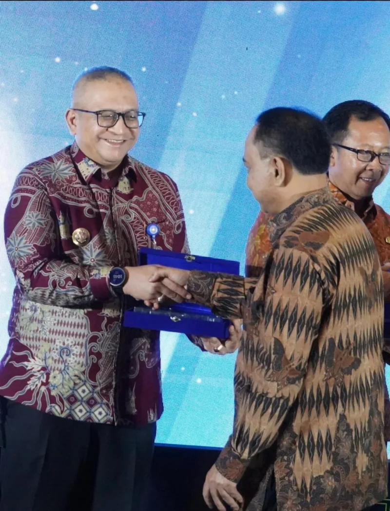 Pj Wali Kota Padang Andree Algamar menerima penghargaan IMDI 2024 dari Menteri Kominfo, Budi Arie Setiadi. (Foto: Prokopim Padang)