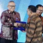 Pj Wali Kota Padang Andree Algamar menerima penghargaan IMDI 2024 dari Menteri Kominfo, Budi Arie Setiadi. (Foto: Prokopim Padang)