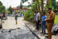 Pj Wali Kota Padang Andree Algamar meninjau perbaikan jalan di Jalan Gang Sehati, RT 03 RW 03, Kelurahan Lubuk Begalung Nan, Kecamatan Lubuk Begalung, Selasa (3/9/2024). (Foto: Prokopim Padang)