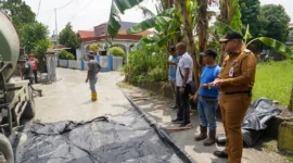 Pj Wali Kota Padang Andree Algamar meninjau perbaikan jalan di Jalan Gang Sehati, RT 03 RW 03, Kelurahan Lubuk Begalung Nan, Kecamatan Lubuk Begalung, Selasa (3/9/2024). (Foto: Prokopim Padang)