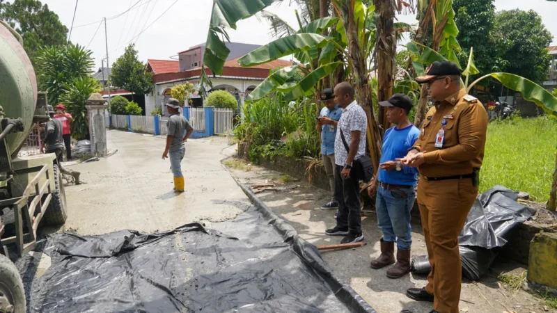 Pj Wali Kota Padang Andree Algamar meninjau perbaikan jalan di Jalan Gang Sehati, RT 03 RW 03, Kelurahan Lubuk Begalung Nan, Kecamatan Lubuk Begalung, Selasa (3/9/2024). (Foto: Prokopim Padang)