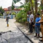 Pj Wali Kota Padang Andree Algamar meninjau perbaikan jalan di Jalan Gang Sehati, RT 03 RW 03, Kelurahan Lubuk Begalung Nan, Kecamatan Lubuk Begalung, Selasa (3/9/2024). (Foto: Prokopim Padang)