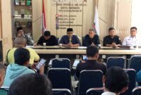 Ketua KPU Padang Dorri Putra didampingi para komisioner dan sekretaris memberikan keterangan pers.