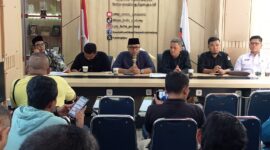 Ketua KPU Padang Dorri Putra didampingi para komisioner dan sekretaris memberikan keterangan pers.