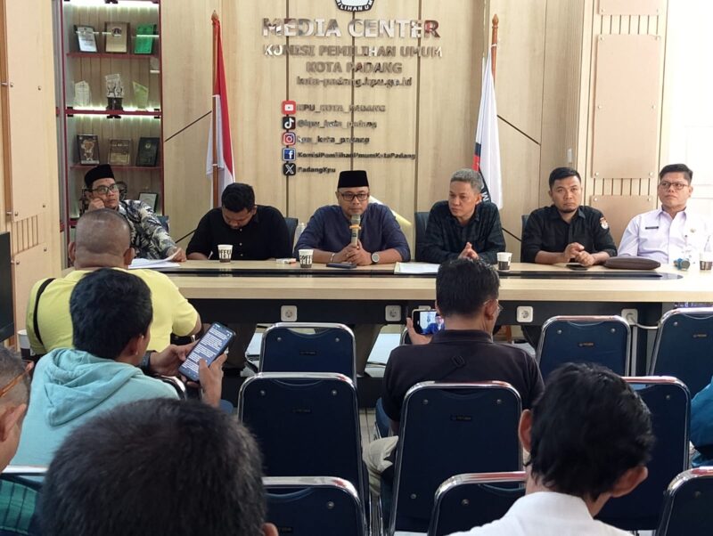 Ketua KPU Padang Dorri Putra didampingi para komisioner dan sekretaris memberikan keterangan pers.