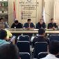 Ketua KPU Padang Dorri Putra didampingi para komisioner dan sekretaris memberikan keterangan pers.