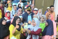 Pj Wali Kota Padang Andree Algamar meninjau pelaksanaan Padang Bagoro di Kompleks Jala Utama IV, RT 03 RW 10, Kelurahan Koto Baru Nan XX, Kecamatan Lubuk Begalung. (Foto: Prokopim Padang)