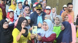 Pj Wali Kota Padang Andree Algamar meninjau pelaksanaan Padang Bagoro di Kompleks Jala Utama IV, RT 03 RW 10, Kelurahan Koto Baru Nan XX, Kecamatan Lubuk Begalung. (Foto: Prokopim Padang)