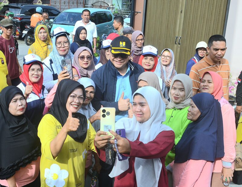 Pj Wali Kota Padang Andree Algamar meninjau pelaksanaan Padang Bagoro di Kompleks Jala Utama IV, RT 03 RW 10, Kelurahan Koto Baru Nan XX, Kecamatan Lubuk Begalung. (Foto: Prokopim Padang)