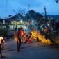 Tim TRC BPBD Padang mengevakuasi pohon tumbang di Kelurahan Kampung Pondok, Kecamatan Padang Barat. (Foto: BPBD Padang)
