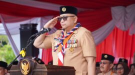 Pj Wali Kota Padang Andree Algamar memimpin Apel Besar Hari Pramuka ke-63 Tingkat Kota Padang. (Foto: Prokopim Padang)