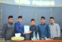 Pj Wali Kota Padang Andree Algamar menyerahkan Nota Keuangan dan Ranperda Perubahan APBD Padang kepada DPRD Padang. (Foto: Prokopim Padang)