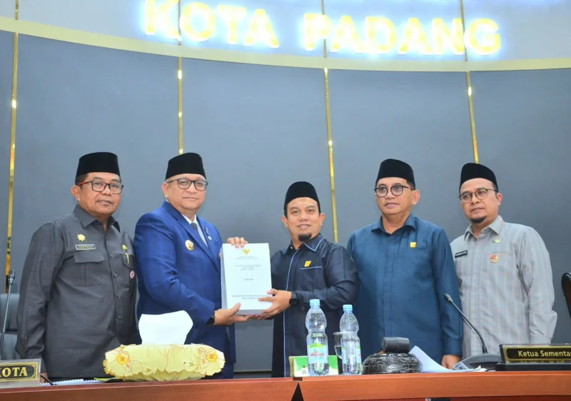 Pj Wali Kota Padang Andree Algamar menyerahkan Nota Keuangan dan Ranperda Perubahan APBD Padang kepada DPRD Padang. (Foto: Prokopim Padang)