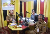 Pj Wali Kota Padang Andree Algamar saat dialog khusus di salah satu radio swasta di Kota Padang, Senin, (2/9/2024). (Foto: Prokopim Padang)