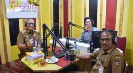 Pj Wali Kota Padang Andree Algamar saat dialog khusus di salah satu radio swasta di Kota Padang, Senin, (2/9/2024). (Foto: Prokopim Padang)