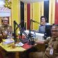 Pj Wali Kota Padang Andree Algamar saat dialog khusus di salah satu radio swasta di Kota Padang, Senin, (2/9/2024). (Foto: Prokopim Padang)