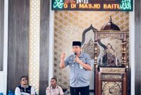 Camat Lubeg Nofiandi Amir memberikan sambutan saat penyerahan bantuan PMT dan perlengkapan sekolah di Masjid Baitul Ma'wa, Kelurahan Pampangan Nan XX, Kecamatan Lubeg, Kamis (26/9/2024). (Foto: Istimewa)