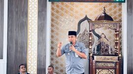 Camat Lubeg Nofiandi Amir memberikan sambutan saat penyerahan bantuan PMT dan perlengkapan sekolah di Masjid Baitul Ma'wa, Kelurahan Pampangan Nan XX, Kecamatan Lubeg, Kamis (26/9/2024). (Foto: Istimewa)