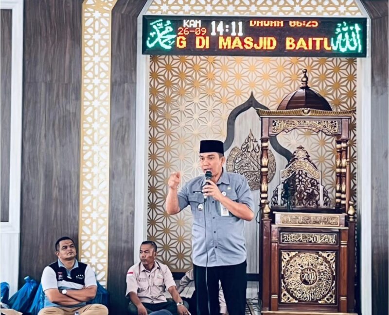 Camat Lubeg Nofiandi Amir memberikan sambutan saat penyerahan bantuan PMT dan perlengkapan sekolah di Masjid Baitul Ma'wa, Kelurahan Pampangan Nan XX, Kecamatan Lubeg, Kamis (26/9/2024). (Foto: Istimewa)