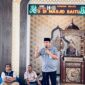 Camat Lubeg Nofiandi Amir memberikan sambutan saat penyerahan bantuan PMT dan perlengkapan sekolah di Masjid Baitul Ma'wa, Kelurahan Pampangan Nan XX, Kecamatan Lubeg, Kamis (26/9/2024). (Foto: Istimewa)