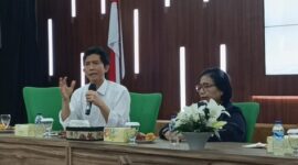 Dekan FK Undip Yan Wisnu Prakojo dan Direktur Layanan Operasional RS Kariadi Mahabara Yang Putra mengakui ada perundungan di PPDS, Jumat (13/9/2024). (Foto: Afzal Nur Iman/detikJateng)