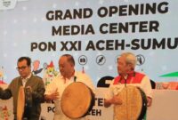 Wamen Kominfo Nezar Patria (kiri) didampingi Ketua Umum KONI Pusat Letjen TNI (Purn) Marciano Norman (dua kanan), Wakil Ketua Umum V KONI Pusat Tursandi Alwi (kanan) saat pembukaan media center PON XXI di Hotel Hermes, Banda Aceh, Aceh, Minggu (8/9/2024). (Foto: Antara/Syifa Yulinnas/aww/pri)