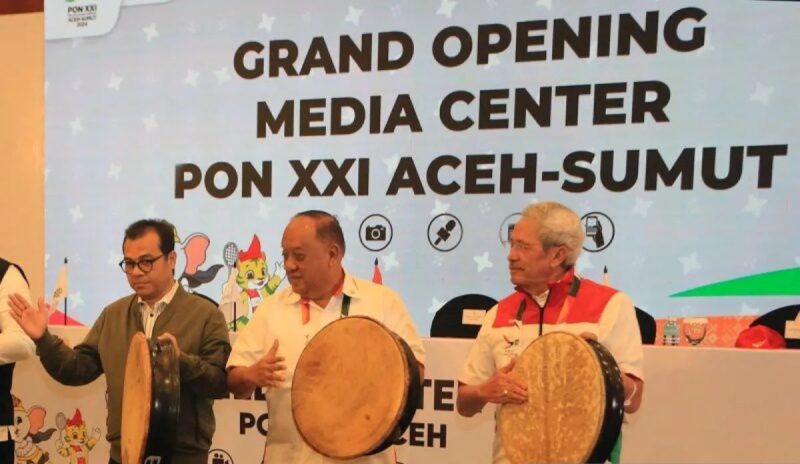 Wamen Kominfo Nezar Patria (kiri) didampingi Ketua Umum KONI Pusat Letjen TNI (Purn) Marciano Norman (dua kanan), Wakil Ketua Umum V KONI Pusat Tursandi Alwi (kanan) saat pembukaan media center PON XXI di Hotel Hermes, Banda Aceh, Aceh, Minggu (8/9/2024). (Foto: Antara/Syifa Yulinnas/aww/pri)