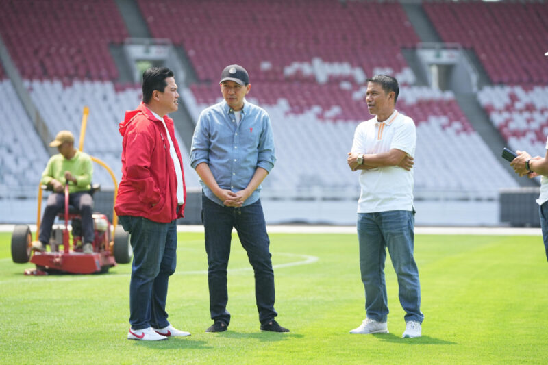 Ketua Umum PSSI Erick Thohir meninjau kesiapan Stadion Utama GBK Senayan. (Foto: PSSI)
