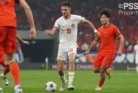 Pemain Timnas Indonesia, Ivar Jenner (tengah) menggiring bola melewati pemain Tiongkok saat laga lanjutan putaran ketiga Grup C Kualifikasi Piala Dunia 2026 di Qingdao Youth Stadium, Qingdao, China, Selasa (15/10/2024). (Foto: PSSI)