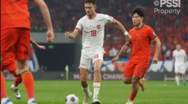 Pemain Timnas Indonesia, Ivar Jenner (tengah) menggiring bola melewati pemain Tiongkok saat laga lanjutan putaran ketiga Grup C Kualifikasi Piala Dunia 2026 di Qingdao Youth Stadium, Qingdao, China, Selasa (15/10/2024). (Foto: PSSI)