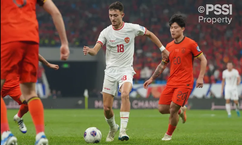 Pemain Timnas Indonesia, Ivar Jenner (tengah) menggiring bola melewati pemain Tiongkok saat laga lanjutan putaran ketiga Grup C Kualifikasi Piala Dunia 2026 di Qingdao Youth Stadium, Qingdao, China, Selasa (15/10/2024). (Foto: PSSI)