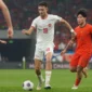 Pemain Timnas Indonesia, Ivar Jenner (tengah) menggiring bola melewati pemain Tiongkok saat laga lanjutan putaran ketiga Grup C Kualifikasi Piala Dunia 2026 di Qingdao Youth Stadium, Qingdao, China, Selasa (15/10/2024). (Foto: PSSI)