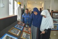 Istri almarhum Achirul Yahya, Ny. Noer Moesalmi dan keluarga mengunjungi arsip statis di Balaikota lama. (Foto: Prokopim Padang)