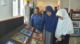 Istri almarhum Achirul Yahya, Ny. Noer Moesalmi dan keluarga mengunjungi arsip statis di Balaikota lama. (Foto: Prokopim Padang)