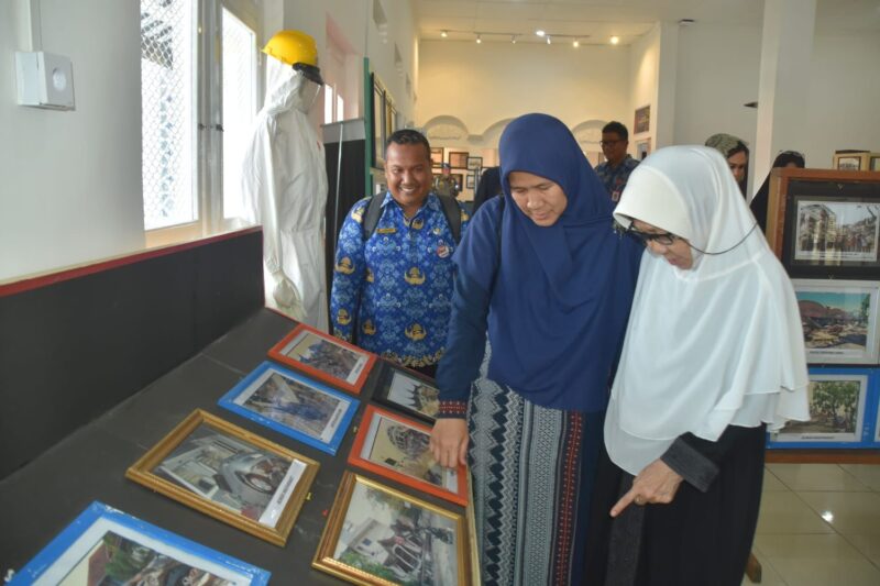 Istri almarhum Achirul Yahya, Ny. Noer Moesalmi dan keluarga mengunjungi arsip statis di Balaikota lama. (Foto: Prokopim Padang)