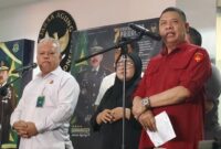 Direktur Penyidikan Jampidsus Kejagung Abdul Qohar (kanan) bersama Kapuspenkum Kejaksaan Agung Harli Siregar (kiri) dalam konferensi pers di Gedung Kejaksaan Agung, Jakarta, Rabu (23/10/2024). (Foto: Antara/Nadia Putri Rahmani)