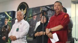 Direktur Penyidikan Jampidsus Kejagung Abdul Qohar (kanan) bersama Kapuspenkum Kejaksaan Agung Harli Siregar (kiri) dalam konferensi pers di Gedung Kejaksaan Agung, Jakarta, Rabu (23/10/2024). (Foto: Antara/Nadia Putri Rahmani)