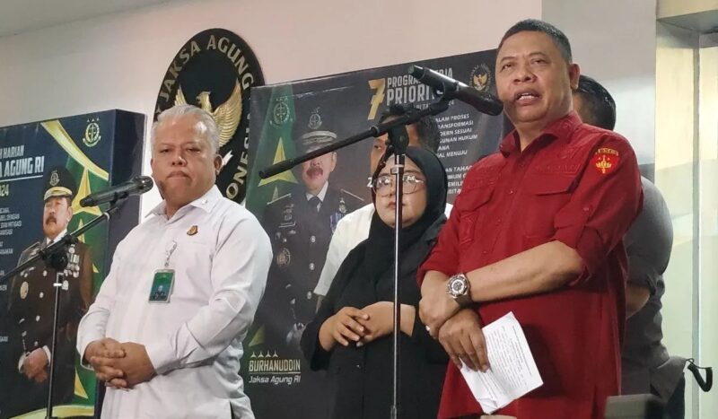 Direktur Penyidikan Jampidsus Kejagung Abdul Qohar (kanan) bersama Kapuspenkum Kejaksaan Agung Harli Siregar (kiri) dalam konferensi pers di Gedung Kejaksaan Agung, Jakarta, Rabu (23/10/2024). (Foto: Antara/Nadia Putri Rahmani)