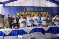 Pj Wali Kota Padang Andree Algamar memperlihatkan barang bukti ganja saat Konferensi Pers Tindak Pidana Kasus Narkotika Jenis Ganja, di Kantor BNNP Sumbar, Jumat (18/10/2024). (Foto: Prokopim Padang)