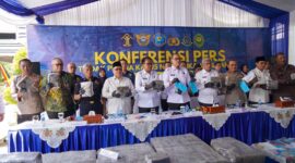 Pj Wali Kota Padang Andree Algamar memperlihatkan barang bukti ganja saat Konferensi Pers Tindak Pidana Kasus Narkotika Jenis Ganja, di Kantor BNNP Sumbar, Jumat (18/10/2024). (Foto: Prokopim Padang)
