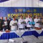 Pj Wali Kota Padang Andree Algamar memperlihatkan barang bukti ganja saat Konferensi Pers Tindak Pidana Kasus Narkotika Jenis Ganja, di Kantor BNNP Sumbar, Jumat (18/10/2024). (Foto: Prokopim Padang)